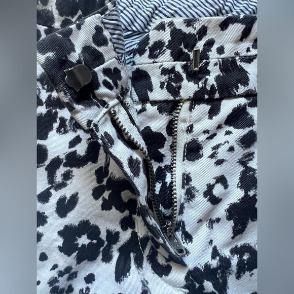 J. Crew 100% Cotton Black & White Animal Leopard Print Chino Shorts. Size 8 - Picture 3 of 10